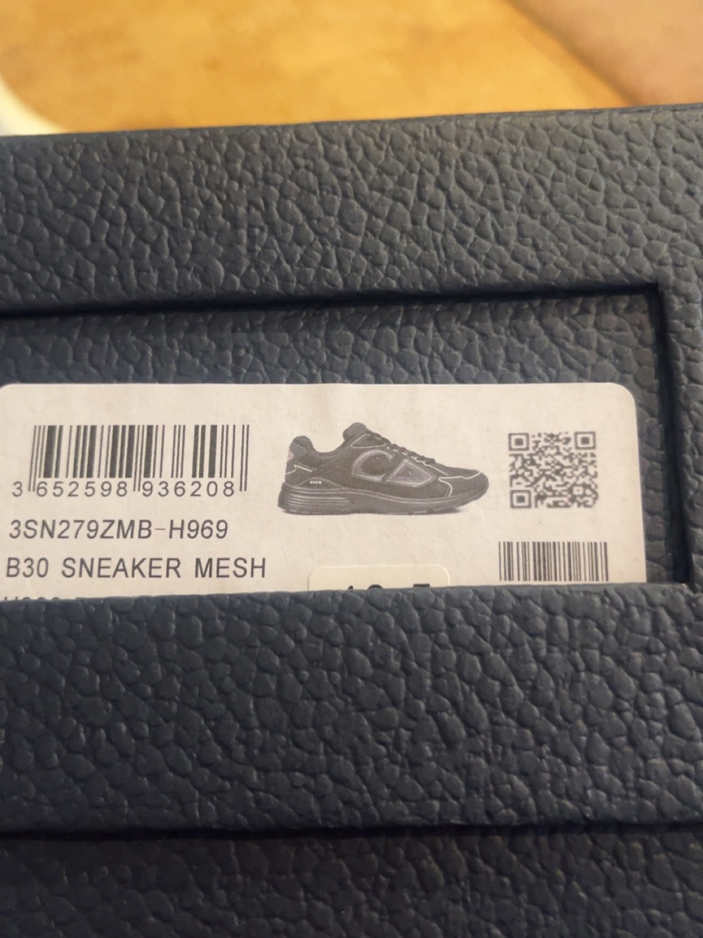 Dior Men’s Black Athletic Sneakers with Subtle Gray Accents - Picture 13 of 13